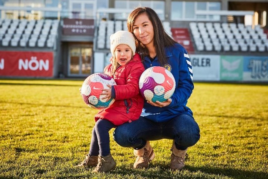 Carina mit Tochter Laura / Foto Franz Gleiß