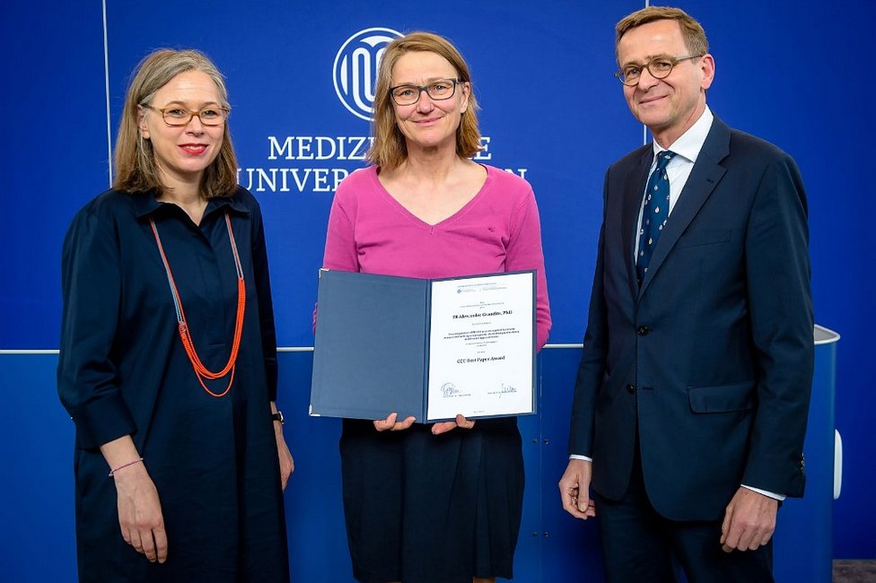 Best Paper Award - Rotraud Wieser in Vertretung für Alexander Grandits Best Paper Award - Rotraud Wieser in Vertretung für Alexander Grandits